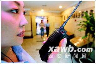 保镖美女海信电视美女4k电视机(图)图片