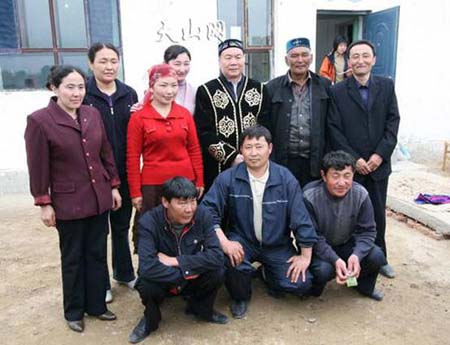 新疆自治区党委书记王乐泉看望哈萨克族牧民