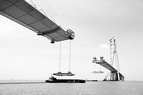 苏通大桥单悬臂吊装刷新世界纪录
