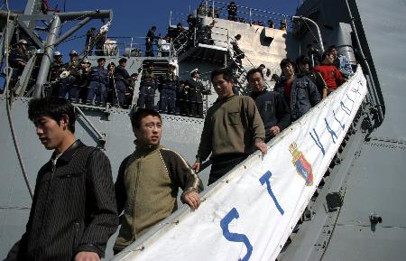 丹麦失火渔船59名获救中国船员抵达智利(组图)