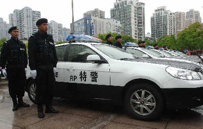 早报记者赵静图从5月1日起,统一着战斗服的上海武装特警将出现在10个