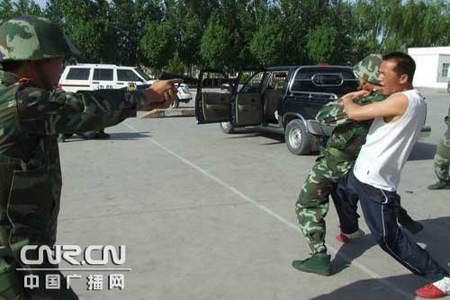 新疆伊犁武警边防支队开展反恐演练