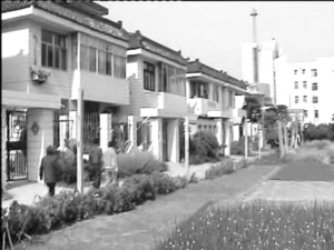 如皋市如城镇宏坝村的村民说自己惶恐不安,他们辛辛苦苦建成的"新