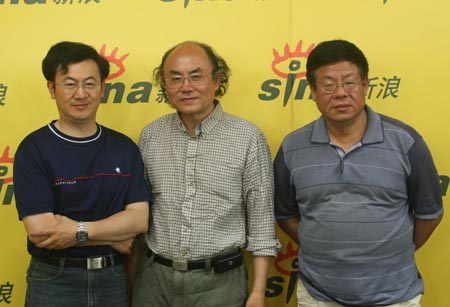 著名学者雷颐(中)、北京师范大学博士生导师周星(左)和中国人民大学教授张鸣做客新浪