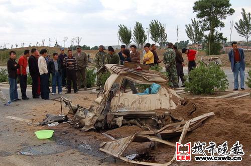 翻斗撞毁微型货车 两男子殒命(图文)