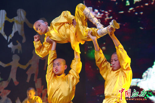 江西举行《金色童年》六一儿童节联欢会(图)