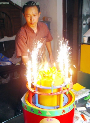 这生日蛋糕外包装好特别蜡烛烟花全靠声控点燃
