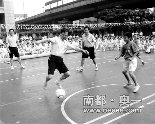 小鬼对抗名宿 古广明与学生进行足球友谊赛
