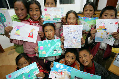 尼西孩子画画回赠上海小伙伴