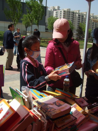 北京乐成国际学校举行义卖资助孤独症儿童