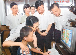 小學生上網吧被溫總理當場抓住(圖)
