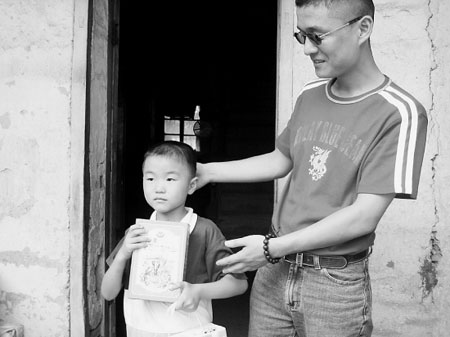 一个贫困孩子和28户杭州家庭的感人故事