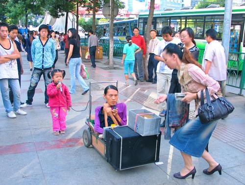 贵阳六岁女童上街唱歌养家糊口