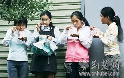 武汉中学生午餐成难题 冒雨在街边小摊吃饭(图