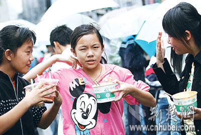 武汉中学生午餐成难题 冒雨在街边小摊吃饭(图