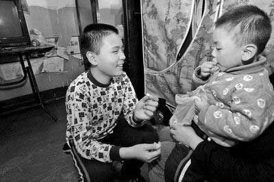 郑州十二岁男孩收捡二十名弃婴
