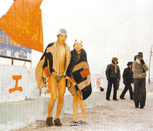 1986年第二届哈尔滨冰雪节上,吕华国,黄健冬泳婚礼合影.
