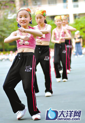 师生同台跳拉丁 广州举行小学生健康舞大赛(图