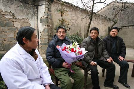 组图：安徽禽流感患者向村民宣讲防治常识