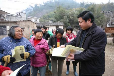 组图：安徽禽流感患者向村民宣讲防治常识