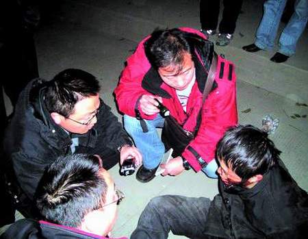 警方将绑匪擒获 图片来源:成都晚报 由警方提供
