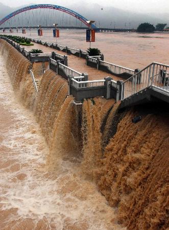组图:广西梧州洪水漫过城区防洪大堤
