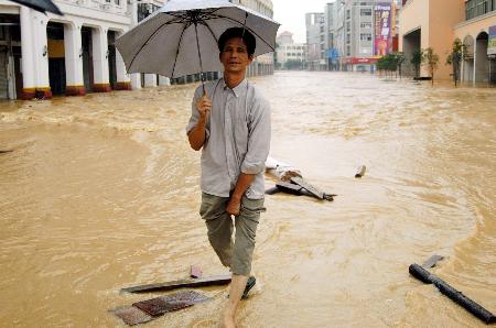图文:(1)西江洪水淹进广西梧州河东城区