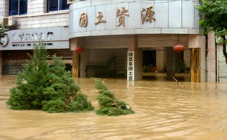 组图:闽北顺昌洪水持续危险水位