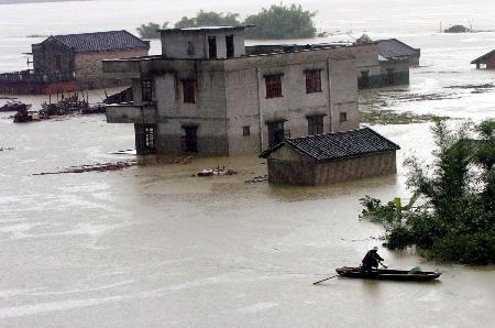 图文:广东封开县城大部分街道被淹