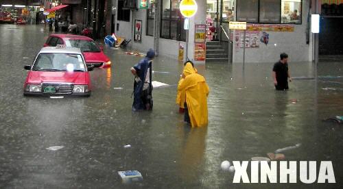 组图:香港红色暴雨警告 轮渡暂停学校停课