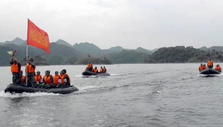 图文:〔防汛抗洪〕(1)贵阳民兵进行水上抗洪救护演练