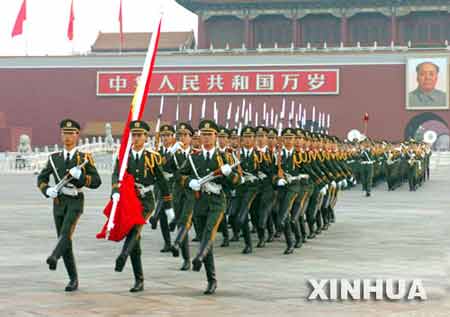 组图:北京天安门广场举行七一升旗仪式