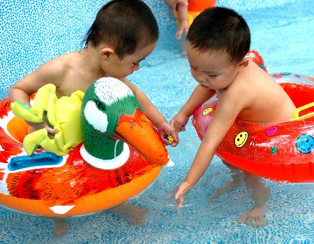 图文:(晚报1)宝宝游泳池里避暑