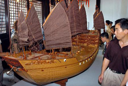 图文：南京遗址公园展览郑和宝船仿真模型