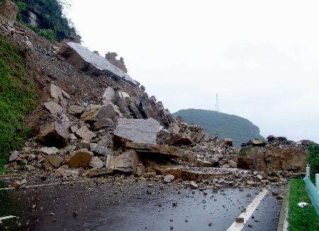 图文:山体塌方阻断清黄高速公路(1)