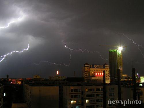 图文:新疆库尔勒遭强雷电暴雨袭击