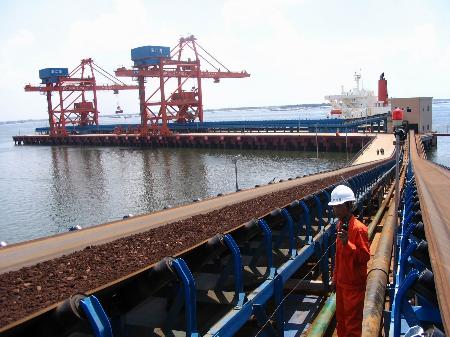 图文:[经济纵横](2)湛江港20万吨级矿石码头投