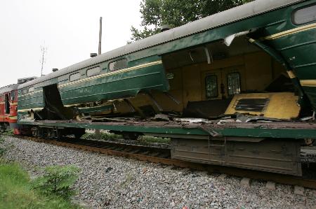 组图:湖北黄石重型卡车与火车相撞