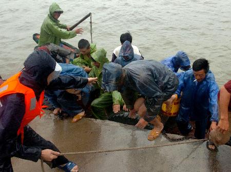 图文:福建连江黄岐镇渔民从海上紧急转移上岸