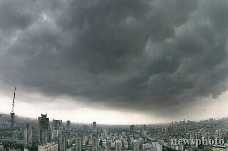 组图:台风海棠即将来临 杭州出现暴雨