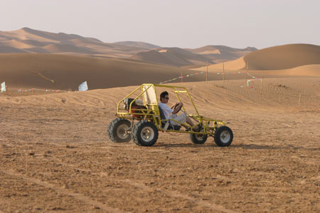 组图:沙漠里开沙滩车