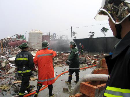 组图:江苏无锡化工厂爆炸3人死亡 居民被疏散