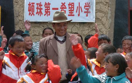 图文:一名退休养路工在藏北草原办起两所学校