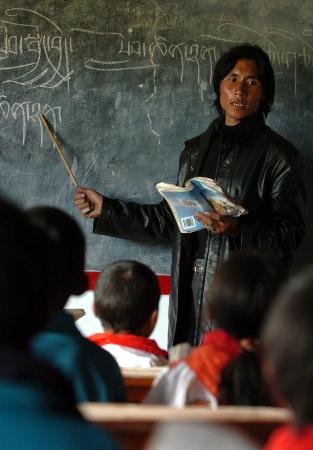 图文:一名退休养路工在藏北草原办起两所学校