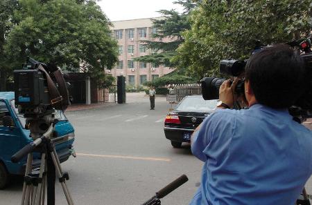 图文:记者守侯在北京朝鲜驻华使馆门前