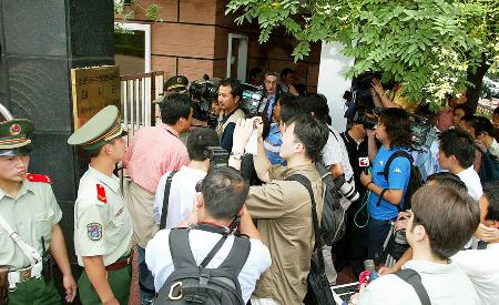 图文:大批记者守候在朝鲜驻中国大使馆前