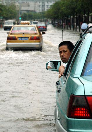 图文：上海解除黑色台风预警市区道路积水严重