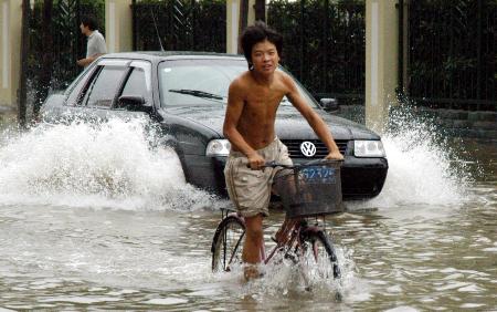 图文：上海市区道路积水严重
