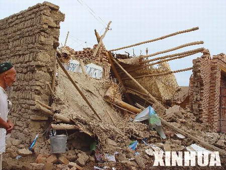 组图:新疆吐鲁番遭受特大洪灾 洪水冲毁房屋