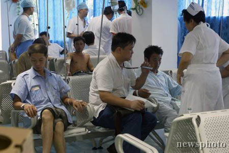 图文:受轻伤市民在福建省立医院接受治疗